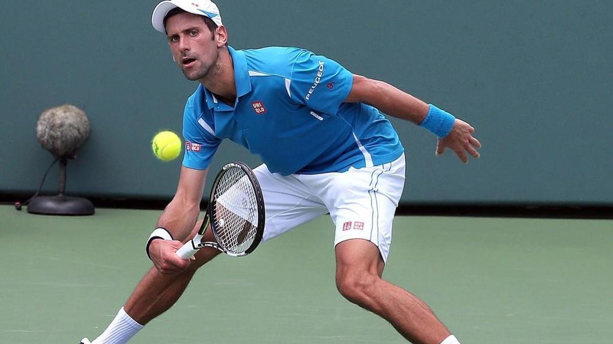 El serbio Novak Djokovic retorna una bola contra David Goffin, de Bélgica, en la semifinal del Miami OpenTennis, presentada por Itau, en el Crandon Park Tennis Center, el viernes 1 de april del 2016 en Key Biscayne, Florida.