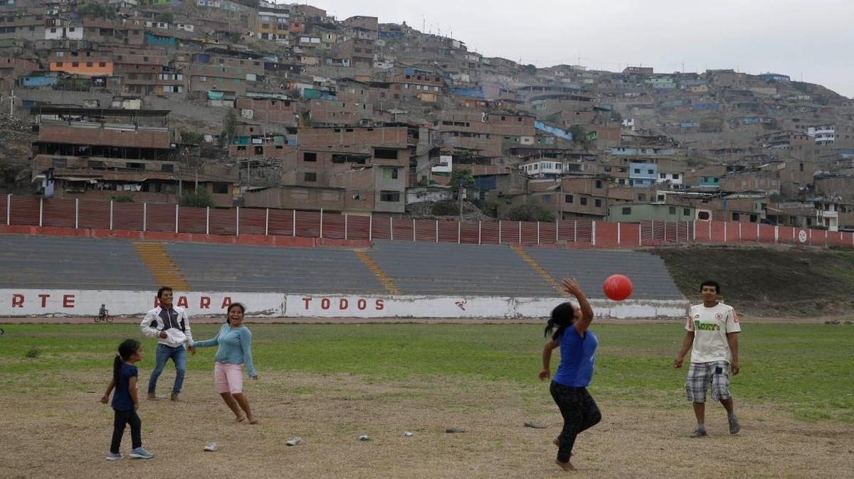 En esta foto del 14 mayo del 2017, un grupo de jóvenes improvisa un partido de voleibol en el campo, que luego de ser totalmente remodelado, se escenificarán las pruebas de béisbol, softbol, tiro al arco y otros deportes en los Juegos Panamericanos de Lima 2019.