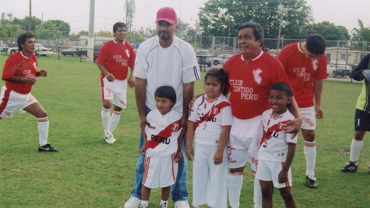 
Escuadra de Contigo Perú con Vicente Torres, Pedro Gutiérrez y las mascotas.
