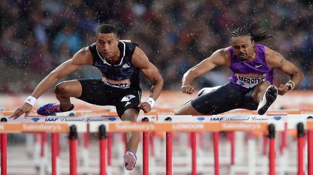 
El cubano Orlando Ortega (izq.) disputa con el estadounidense Aries Merritt una carrera de los 110 metros con vallas celebrada en Londres, el 24 de julio del 2015.
