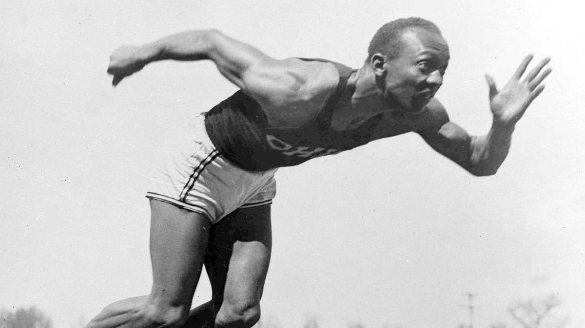 Cuando Jesse Owens ganó sus cuatro medallas de oro en los Juegos Olímpicos de Berlín de 1936 no solo pasó a la historia por esta gesta, sino que, ochenta años después, se le sigue recordando en todo el mundo como un hombre que desafió su destino y que es ejemplo de lucha y de superación.
