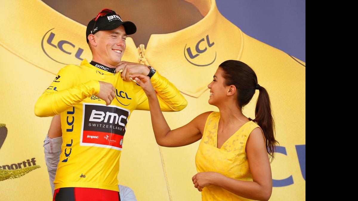 
El holandés Rohan Dennis se enfunda el jersey amarillo como lider del Tour de Francia tras ganar la contrareloj inicial.
