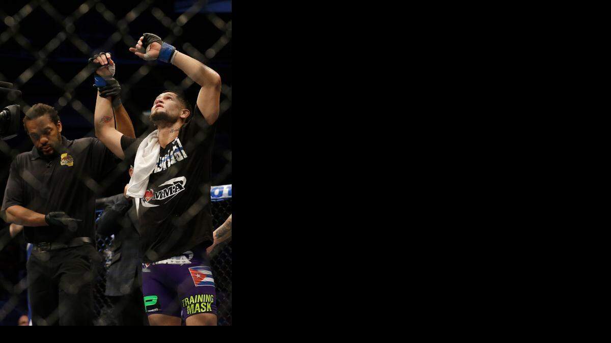 
Jorge Masvidal celebra tras derrotar a Daron Cruickshank el 26 de julio del 2014 en California.


