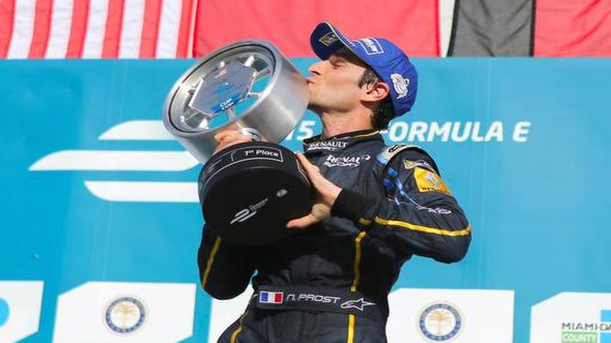 
El francés Nicolas Prost besa el trofeo que ganó tras imponerse en la carrera de coches Fórmula E, celebrada el sábado en Miami.


