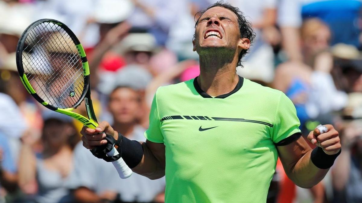 El tenista español Rafael Nadal celebra su victoria ante el italiano Fabio Fognini en un partido semifinales del Abierto de Miami en Key Biscayne, Florida, el 31 de marzo de 2017.