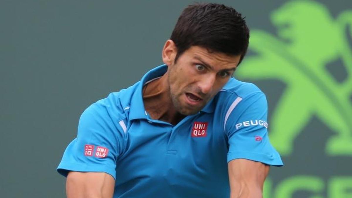 El serbio Novak Djokovic devuelve una bola al japonés Kei Nishikori, en la final del Miami Open, celebrada el 3 de abril del 2016.