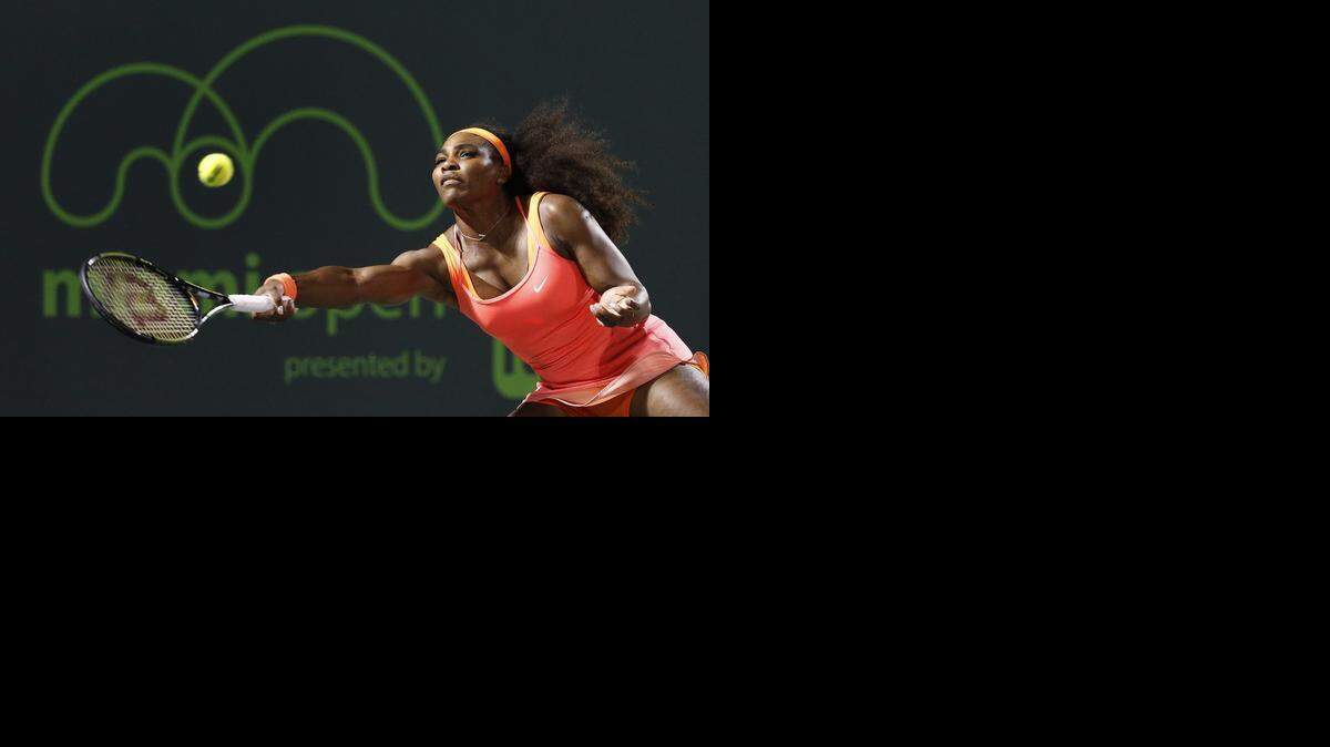 
La estadounidense Serena Williams ante la rumana Simona Halep, el jueves 2 de abril de 2015, durante un juego del Abierto de Miami en Cayo Vizcaíno, Miami, Florida (EE.UU.). Serena Williams ganó 6-2, 4-6, 7-5.
