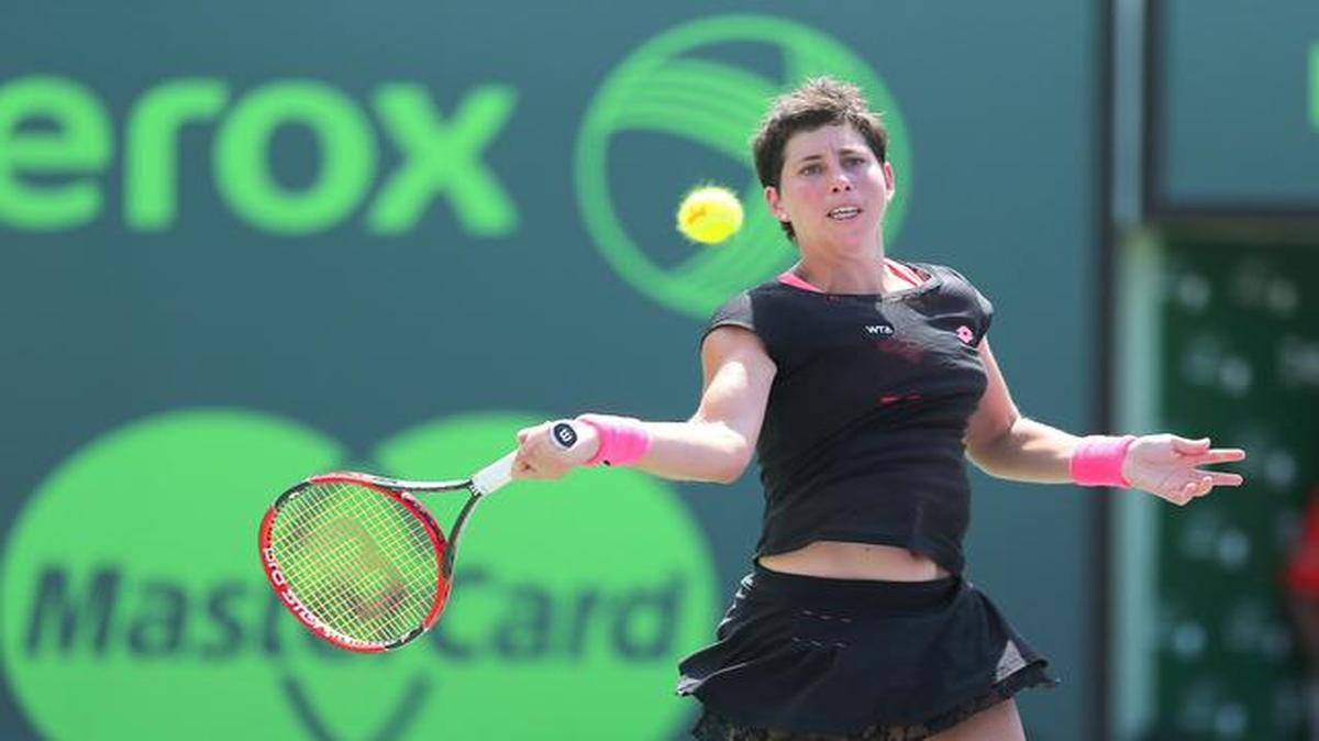 
La española Carla Suárez Navarro devuelve la pelota a la alemana Andrea Petkovic durante las semifinales del Miami Open, el 2 de abril de 2015.
