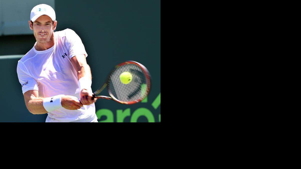 El escocés Andy Murray devuelve una bola durante su partido de semifinal ante el checo Tomas Berdych, este viernes en el Miami Open.