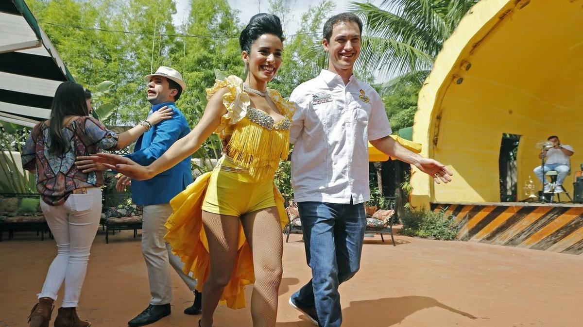 Joey Logano baila con Lidia Llanes y su esposa Brittany lo hace con René Rodríguez, el martes en la Pequeña Habana.