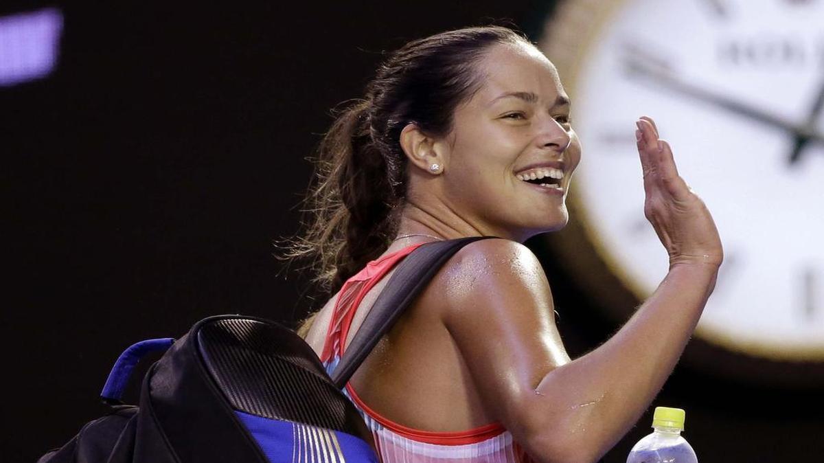 La serbia Ana Ivanovic se despide del público tras derrotar a la letona Anastasia Sevastova en la segunda ronda del Abierto de Australia, el 21 de enero de 2016. 