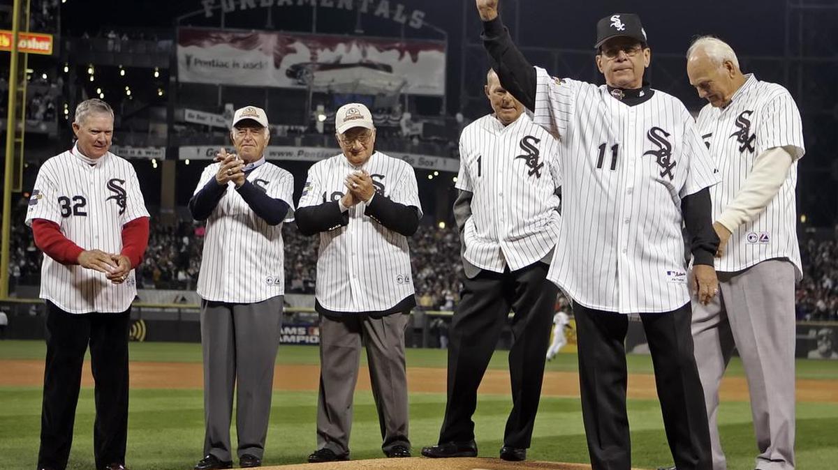 El miembro del Salón de la Fama Luis Aparicio (11), saluda a la multitud en esta foto de archivo en Chicago. Aparicio no asistirá a un homenaje de la MLB antes del Juego de las Estrellas 2017 porque no puede “celebrar” mientras jóvenes de su país “mueren luchando por ideales de libertad”.