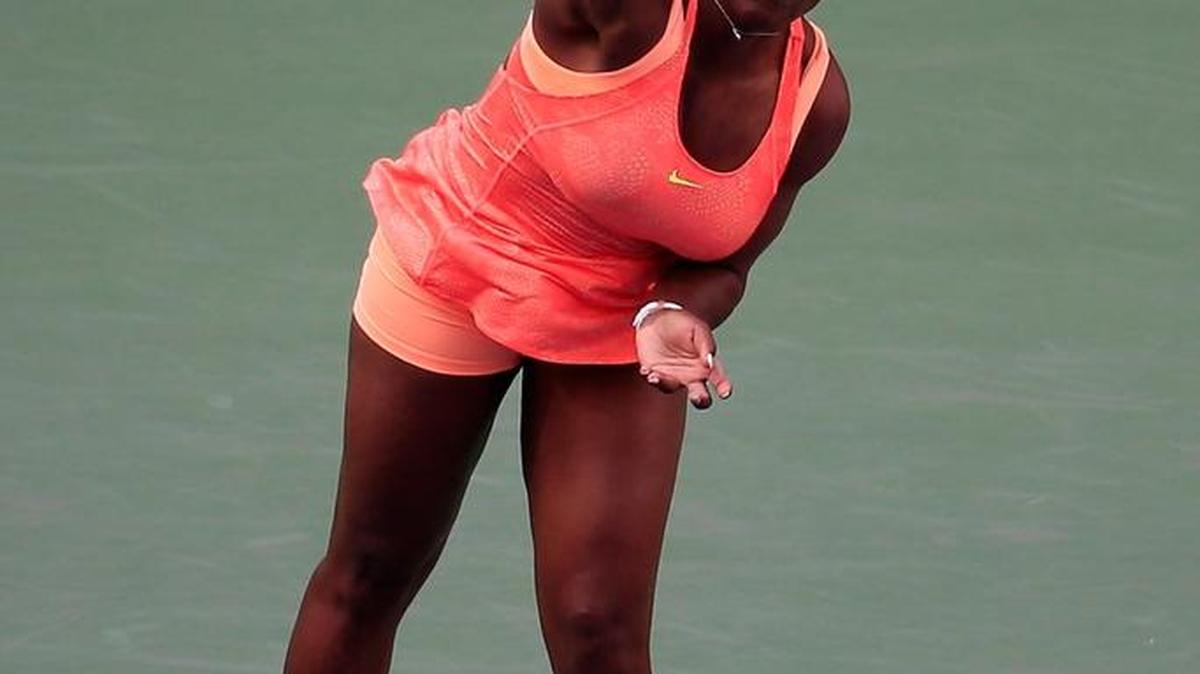 
Serena Williams sirve en su triunfo sobre Madison Keys, el domingo.
