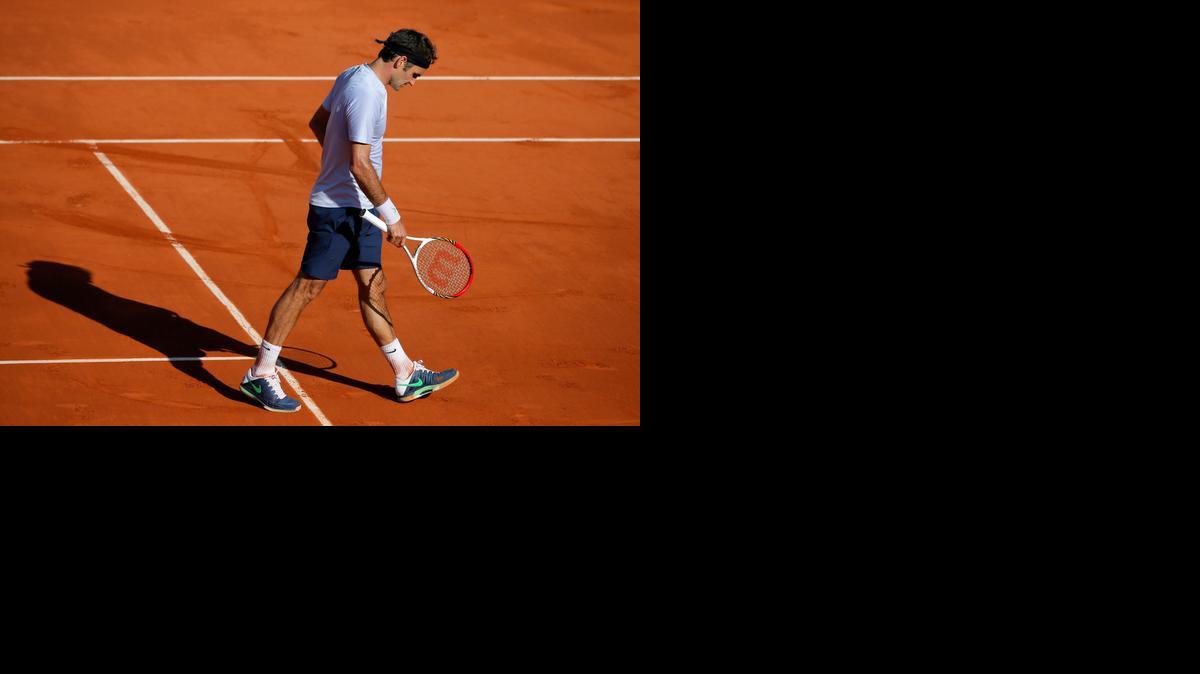 
El suizo Roger Federer camina durante el Open de Francia del 2013 en el partido contra el francés Jo-Wilfried Tsonga, rival en la Copa Davis.


