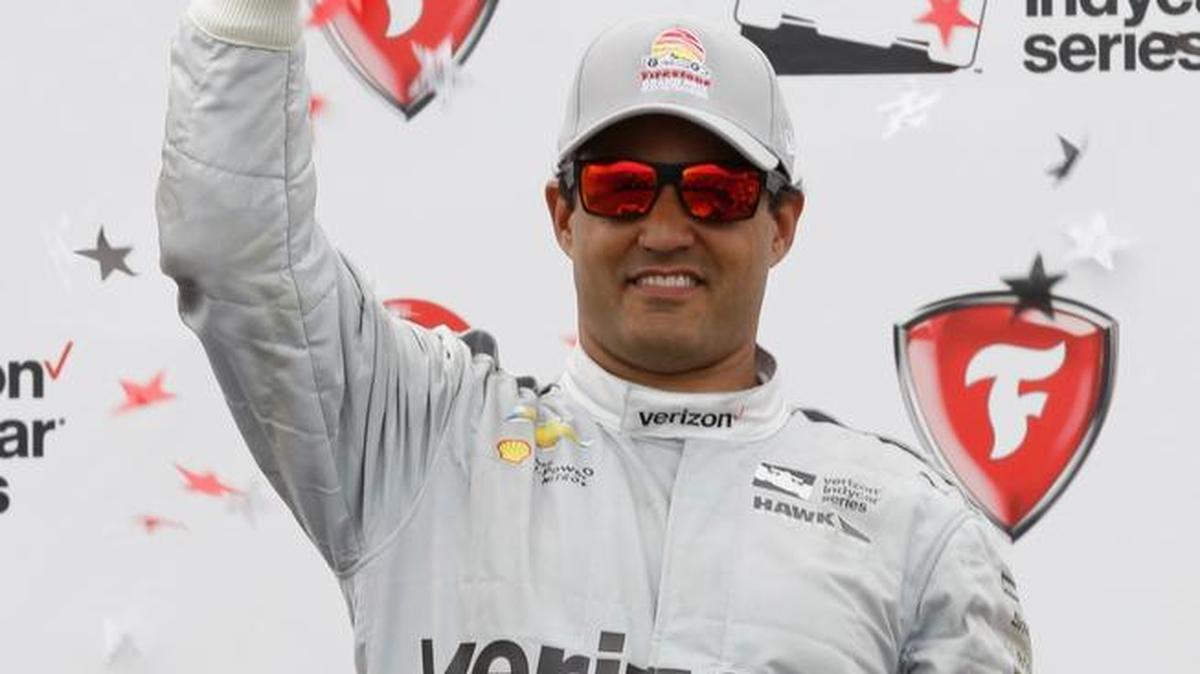 Juan Pablo Montoya celebra con el trofeo en alto su victoria en el Grand Prix de St. Petersburg, el domingo.