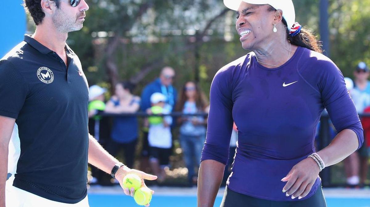 LA ESTADOUNIDENSE Serena Williams escucha a su entrenador Patrick Mouratoglou en un momento del entrenamiento previo al inicio del Abierto de Australia.