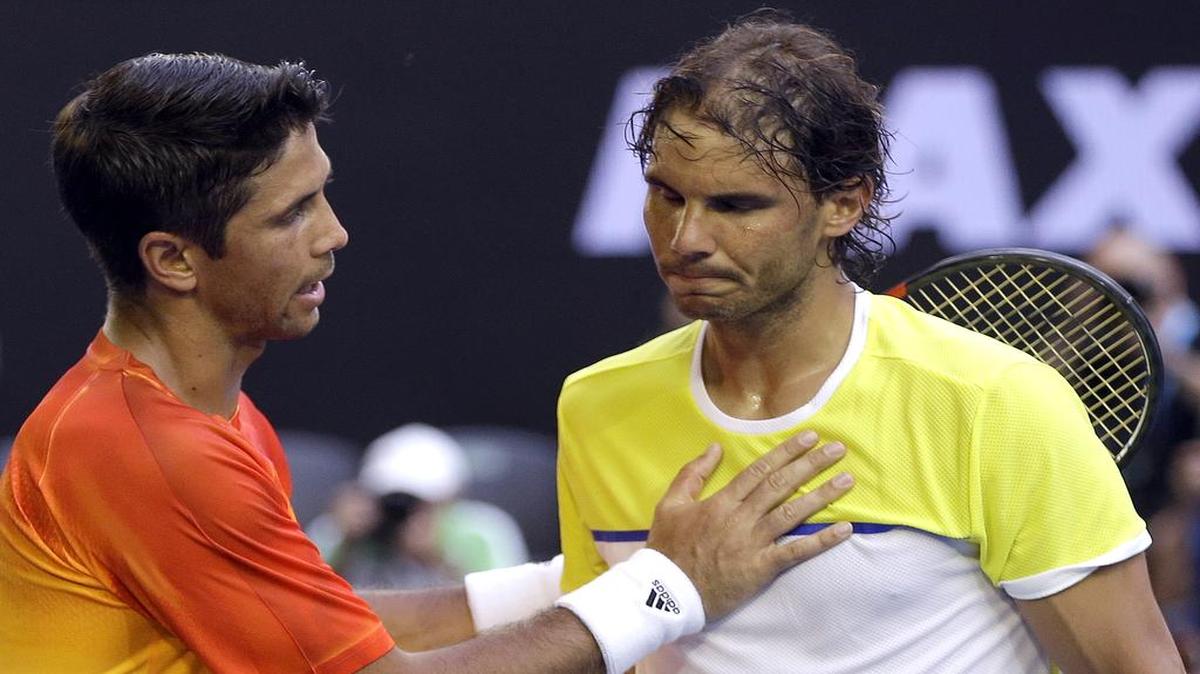 El tenista español Rafael Nadal (der.), felicita a su compatriota Fernando Verdasco tras su partido de primera ronda del Abierto de Austrialia, en Melbourne, el 19 de enero de 2016. Verdasco ganó 7-6, 4-6, 3-6, 7-6, 6-2.