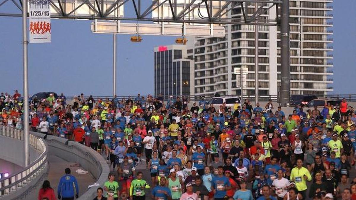 Los fondistas cruzan el MacArthur Causeway rumbo a Miami Beach en el Maratón y Medio Maratón de Miami, el 25 de enero del 2015.