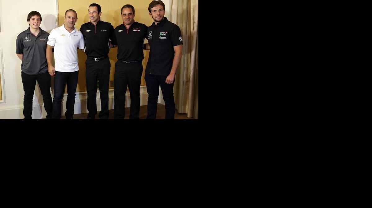 
Gabby Chaves, Tony Kanaan, Hélio Castroneves, Juan Pablo Montoya y Carlos Muñoz (de izq. a der.) en la reunión de pilotos latinos de IndyCar, el viernes en Coral Gables. Todos tienen vínculos con el sur de la Florida.
