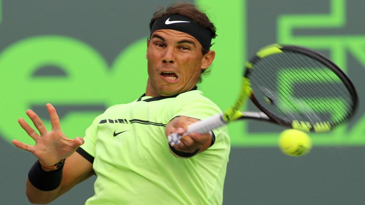 Rafael Nadal, de España, ataca a Philipp Kohlschreiber, de Alemania, en el partido del domingo en el Miami Open.