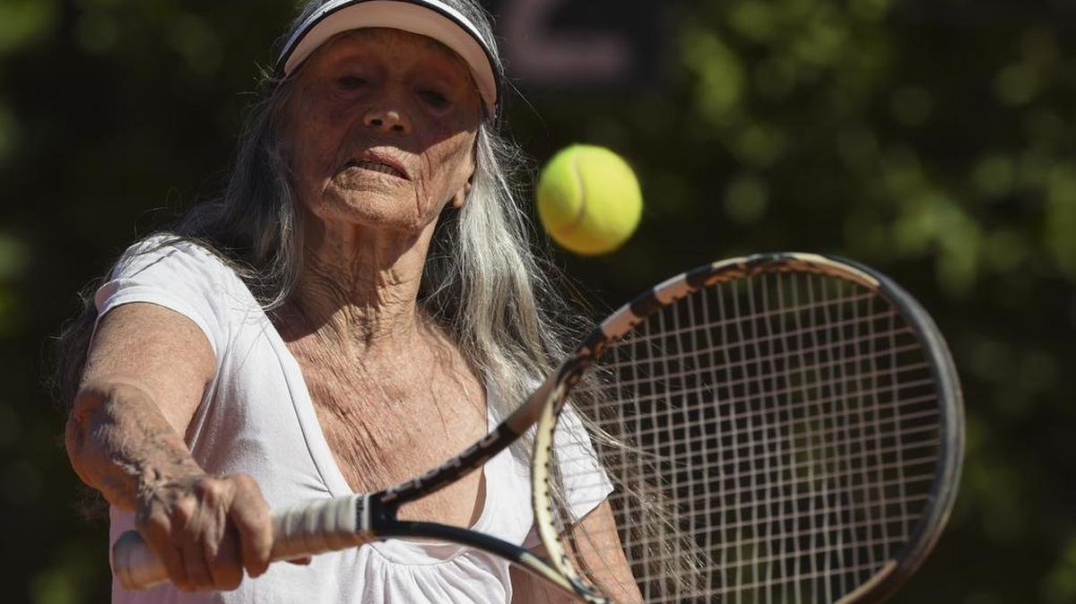Ágil, competitiva y “una dama del tenis”, como la definen incluso sus rivales, Ana Obarrio es tercera en la categoría 80+ en Argentina.