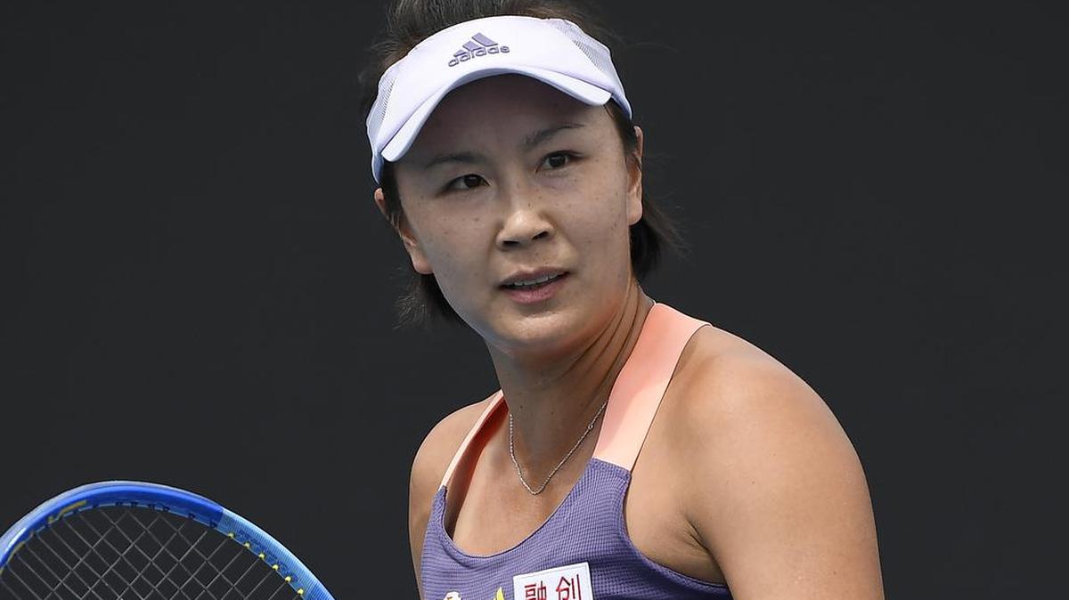 ARCHIVO - La china Peng Shuai disputa su partido de la primera ronda del Abierto de Australia, ante la japonesa Nao Hibino, el 21 de enero de 2020. (AP Foto/Andy Brownbill, Archivo)
