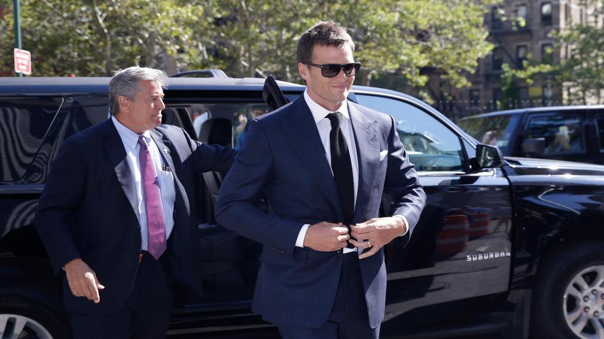 
Tom Brady a su llegada a una corte en Nueva York el el miércoles 12 de agosto del 2015, donde un juez federal y los abogados del jugador tratarban de resolver el papel del quarterback de los Patriots en el escándalo de balones desinflados.
