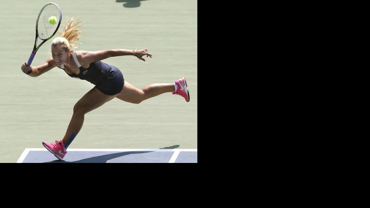 
La eslovaca Dominika Cibulkova devuelve la bola en el choque contra la belga Kristen Flipkens.
