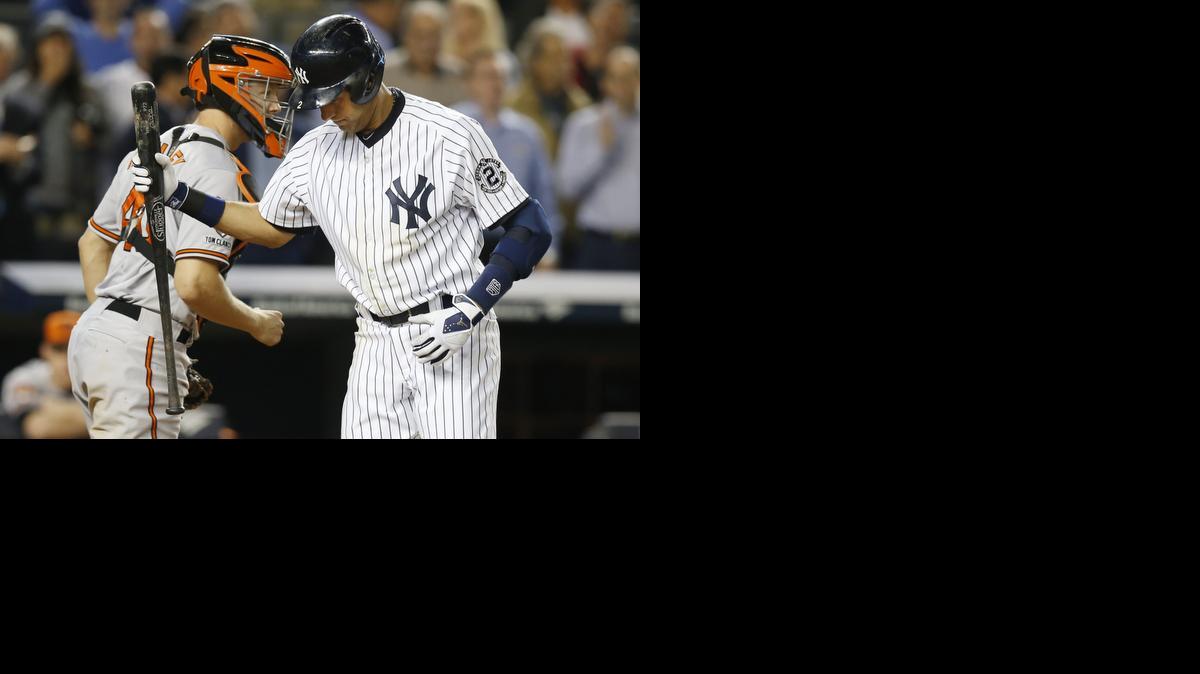 
El torpedero de los Yankees Derek Jeter recibe el tercer strike en la derrota ante los Orioles de Baltimore, el miéercoles en el Yankee Stadium de New York.


