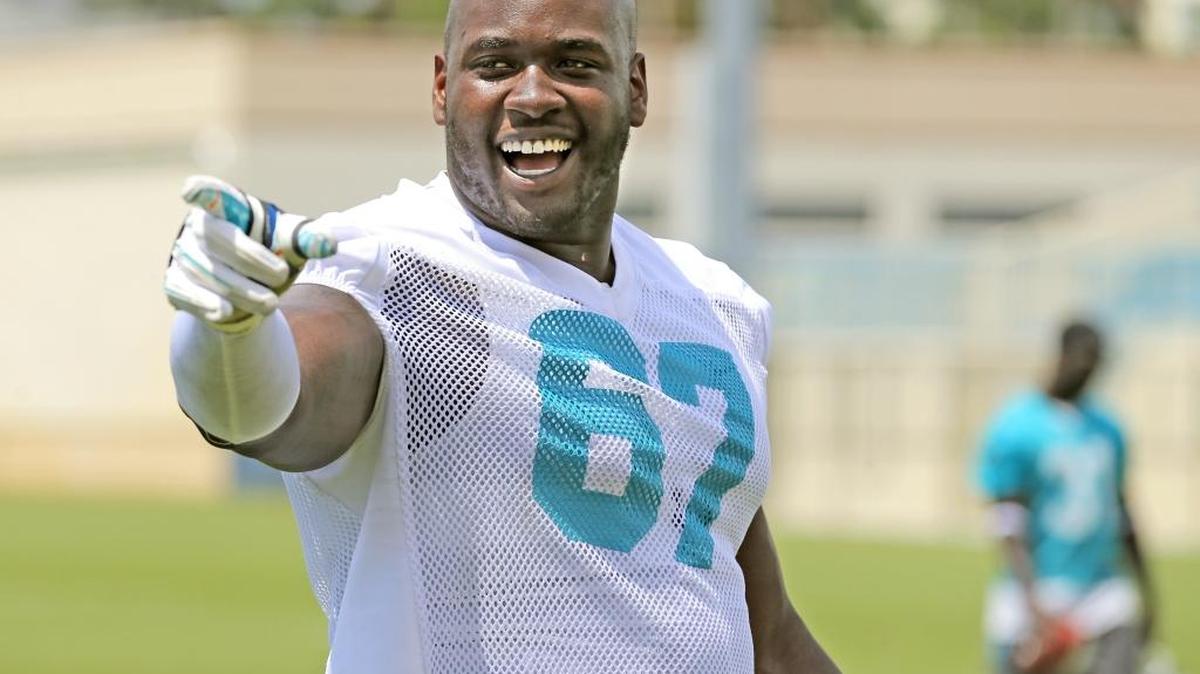 Laremy Tunsil (67) sonríe durante el minicampamento de entrenamiento de los Dolphins en el Doctors Hospital Training Facility en Nova Southeastern University, el 16 de junio del 2016.