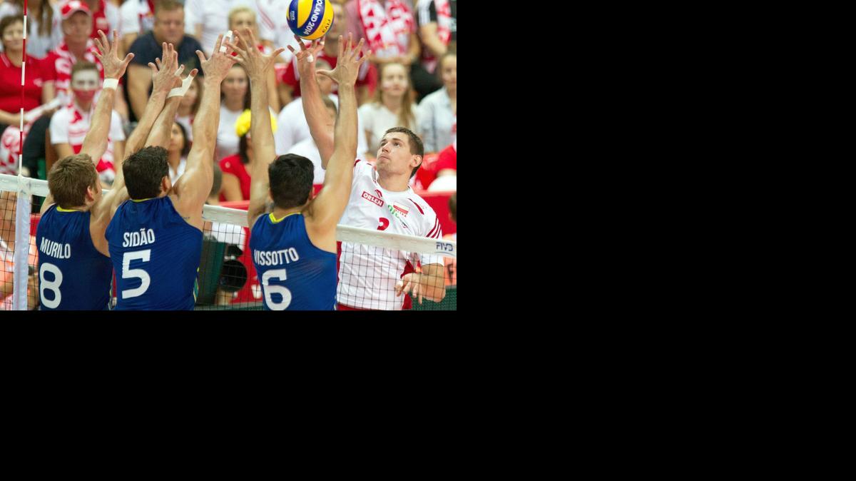 
El jugador de Polonia Dawid Konarski (der.) trata de engañar al bloqueo de Brasil en el partido entre ambos equipos en la final del Mundial, celebrado el 21 de septiembre en Katowice, Polonia.


