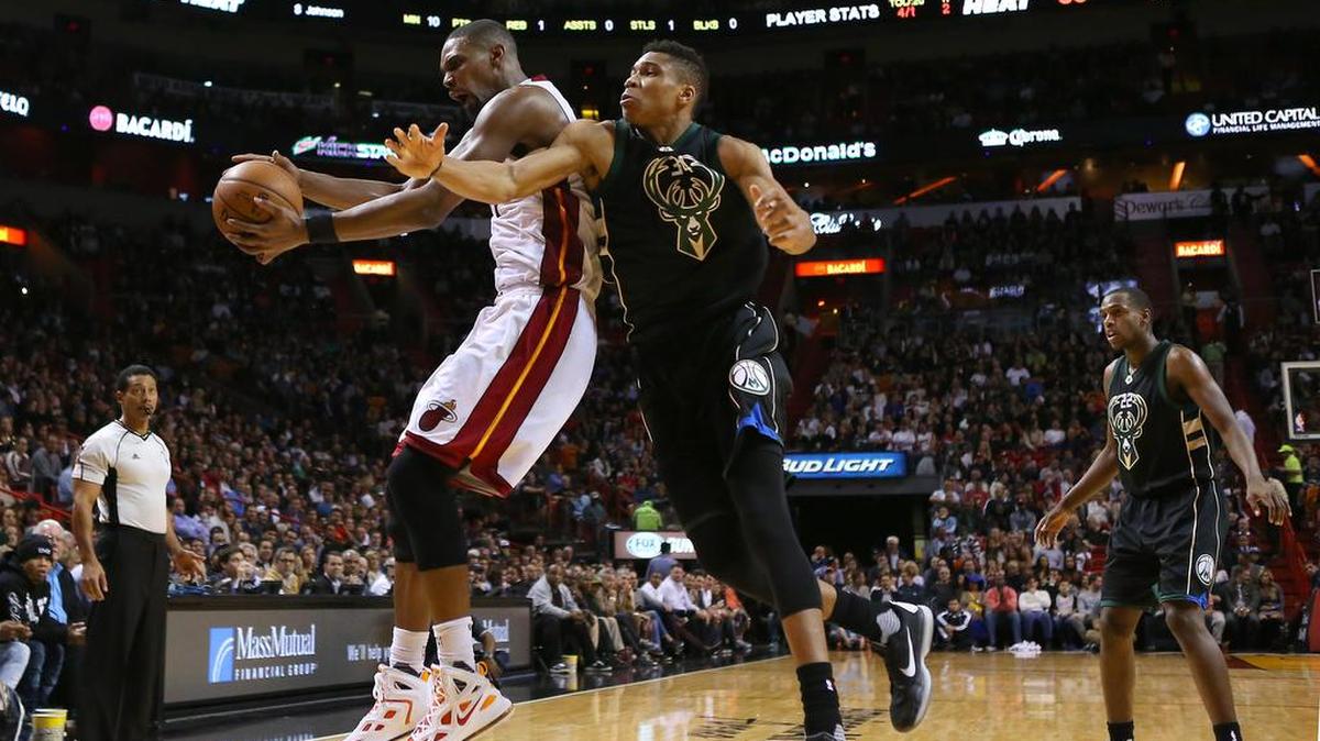 Chris Bosh (izq.) consigue un rebote ante la marca de Giannis Antetokounmpo, en el partido entre el Heat y los Bucks, el 19 de enero del 2016 en Miami.
