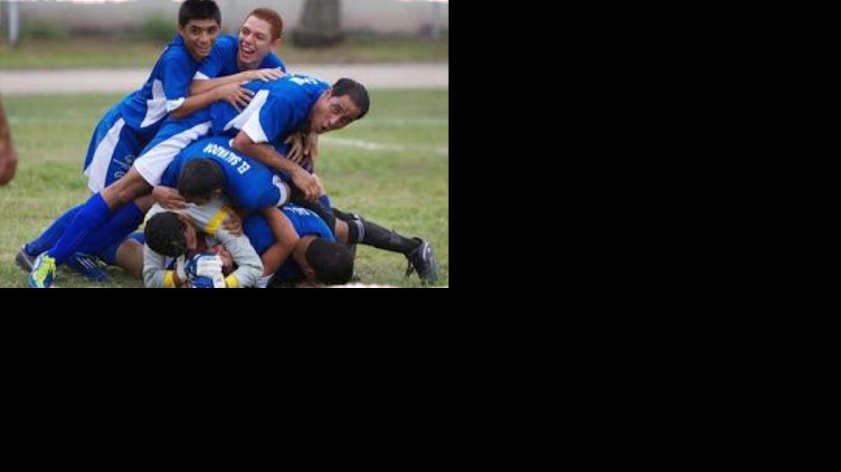 
Los jóvenes de Olimpiadas Especiales celebran un gol. Se reunirán en el Kendall Soccer Park.
