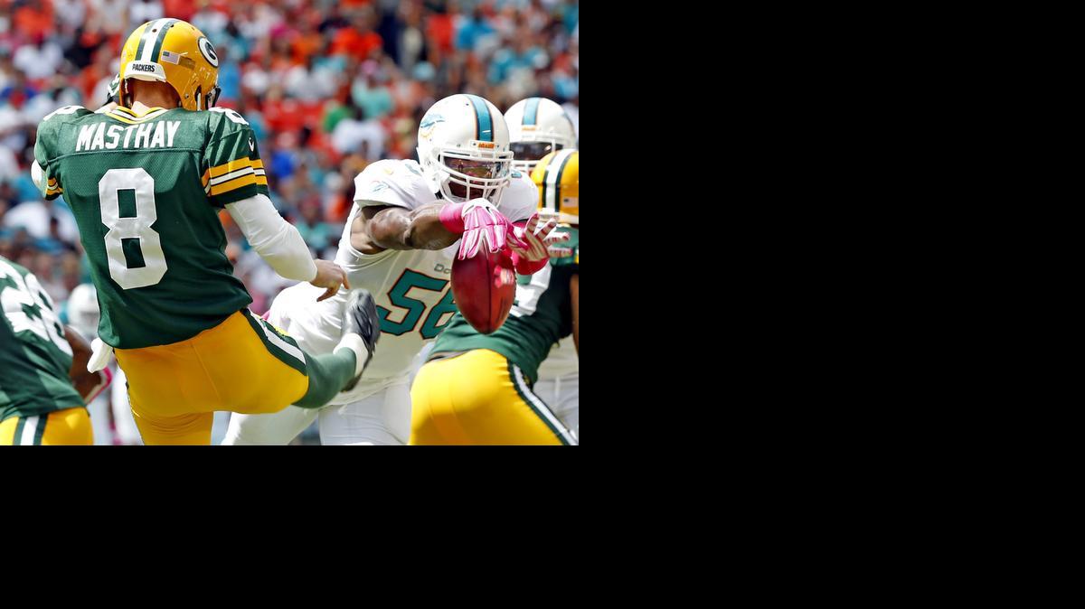 
Jonathan Freeny, de los Dolphins, bloquea una patada del punter de los Packers Tim Masthay (8), en octubre.
