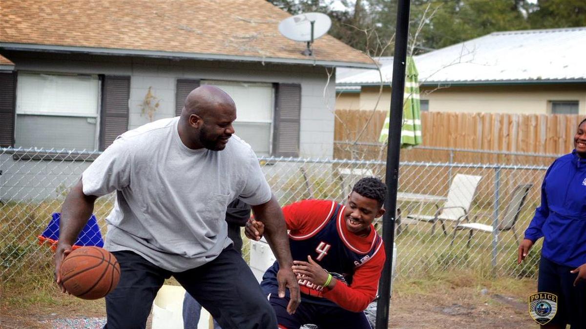 La leyenda del baloncesto Shaquille O'Neal sorprendió en Gainesville a un policía amante de este deporte y a un grupo de jovencitos que jugaban en la calle, el 23 de enero del 2016.