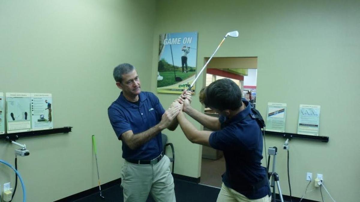 JORGE DUQUE en su trabajo con GolfTec para mejorar el swing de un alumno.