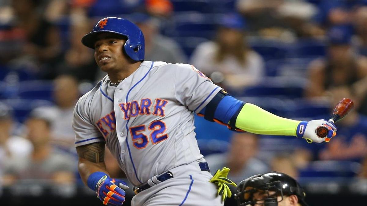 Yoenis Céspedes batea por los Mets en un partido contra los Marlins el 29 de agosto del 2016 en Miami.