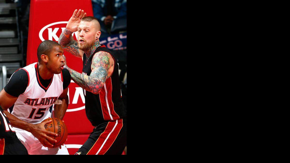 
CHRIS ANDERSEN intenta proteger el aro ante la amenaza del dominicano Al Horford (#15).


