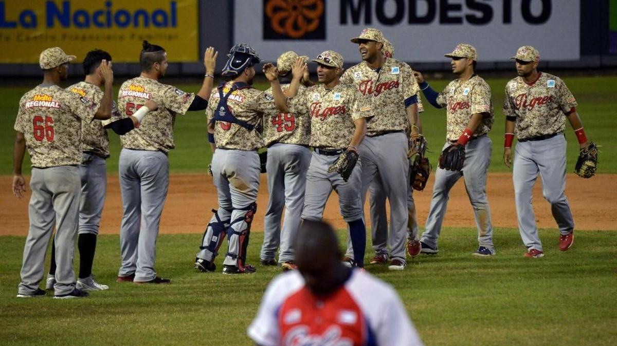Los jugadores de los Tigres de Aragua de Venezuela celebran luego de vencer a Cuba en Santo Domingo, el 4 de febrero del 2016.