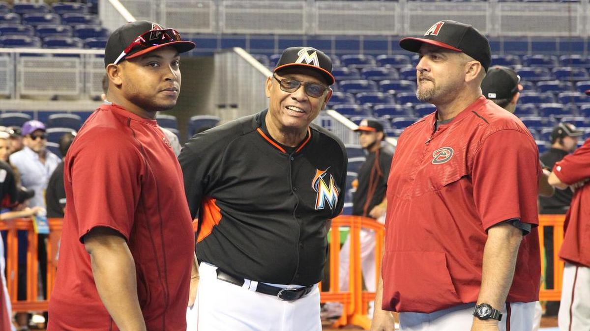 
Los cubanos Yasmany Tomás (izq.), Tany Pérez (cent.) y Ariel Prieto conversan antes del inicio del juego entre los Marlins y los Diamondbacks de Arizona, el pasado 18 de mayo.


