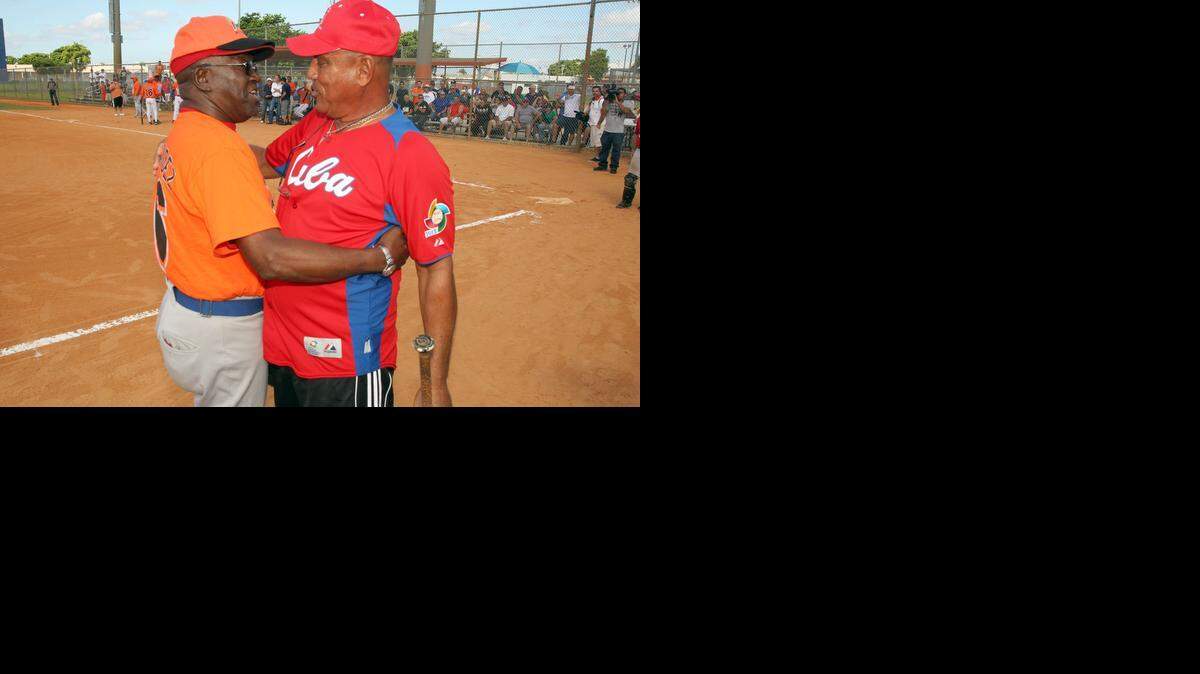 
AGUSTIN MARQUETTI y Antonio Muñoz, dos primeras bases de leyenda en la pelota cubana, se saludan antes del choque celebrado en el Bucky Dent Park, en Hialeah.


