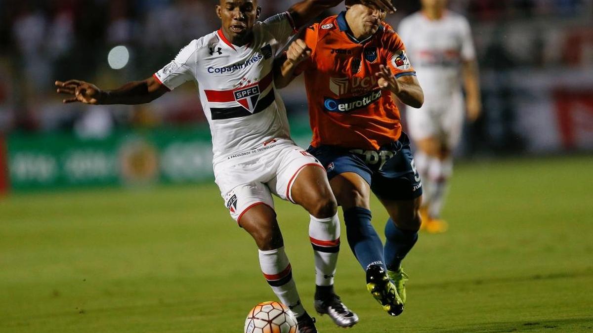 Thiago Mende, del Sao Paulo (izq.), conduce el balón perseguido por Emiliano Ciucci, del Cesar Vallejo.