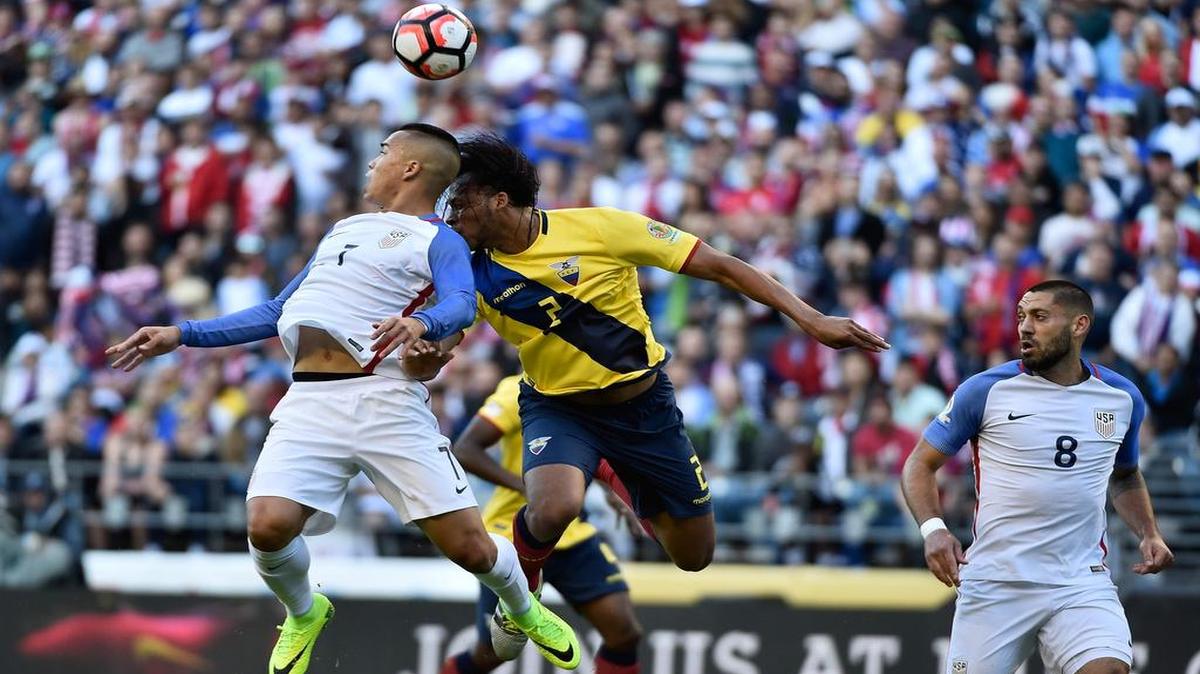 Bobby Wood, de Estados Unidos, y Arturo Mina (der.), de Ecuador, luchan por la bola en el partido de cuartos de final de la Copa América Centenario, en Seattle, Washington, el jueves 16 de junio del 2016.