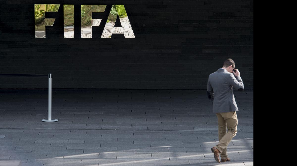 
El Ministerio de Justicia y Policía de Suiza confirmó la detención esta madrugada por cargos de corrupción de seis altos responsables de la FIFA en Zúrich, cuando se encontraban en el hotel en el que se alojan en esa ciudad para participar en el congreso de la organización. 
