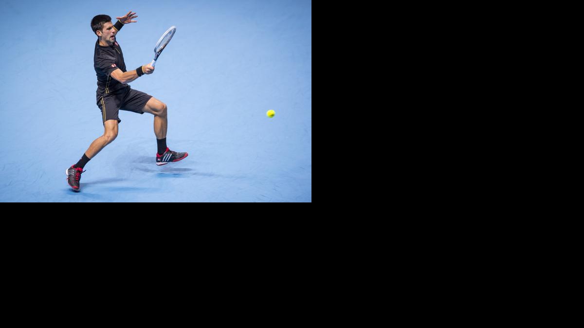 
EL SERBIO Novak Djokovic en acción durante su victoria del sábado en semifinales frente al japonés Kei Nishikori, en el Masters de Londres. 

