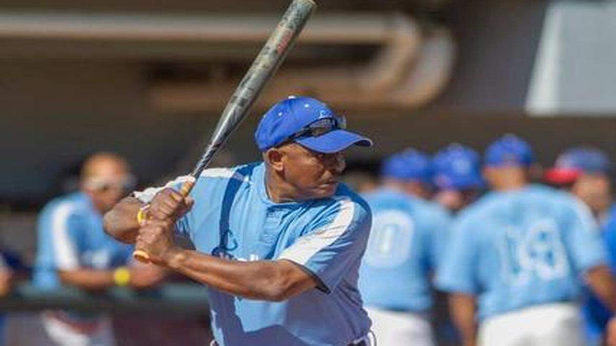 
Barbaro Garbey bateando durante el juego de las estrellas cubanas el pasado domingo 18 de enero en el estadio de FIU.
