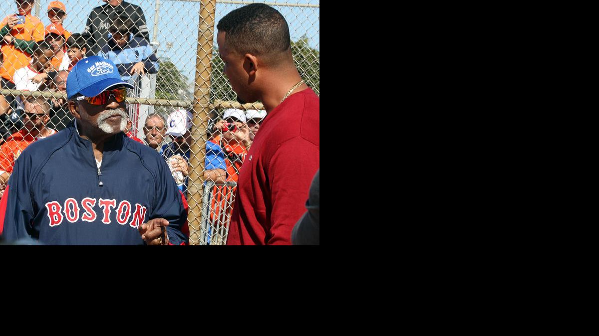 
Luis Tiant aconseja a José Dariel Abreu durante el “Juego de las estrellas de Cuba” en el Bucky Dent Park de Hialeah, el 18 de enero de este año.


