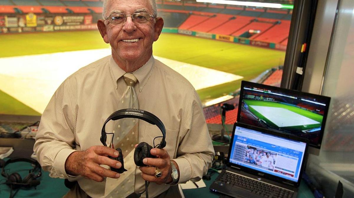 
OCTAVO ROJAS en sus funciones de comentarista de béisbol de los Marlins, en el 2011.
