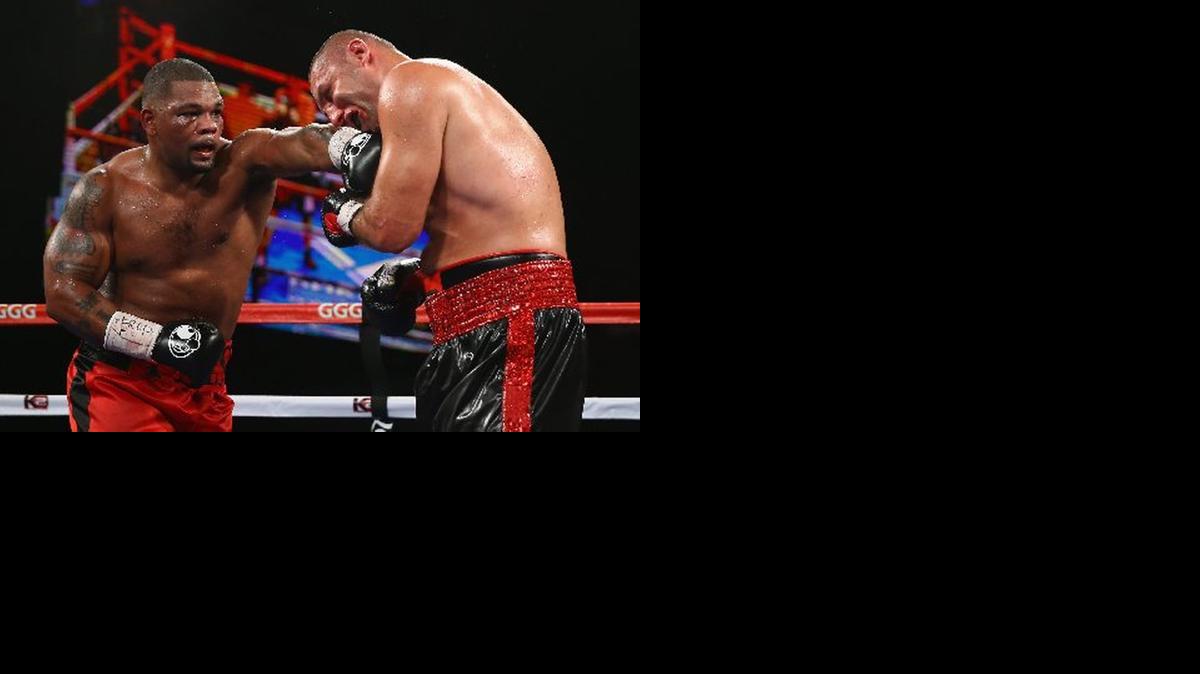 
EL CUBANO Mike Pérez (izq.) golpea con una zurda al rostro de su rival el veterano Darnell Wilson a quien noqueó en combate celebrado en Costa Mesa, California.
