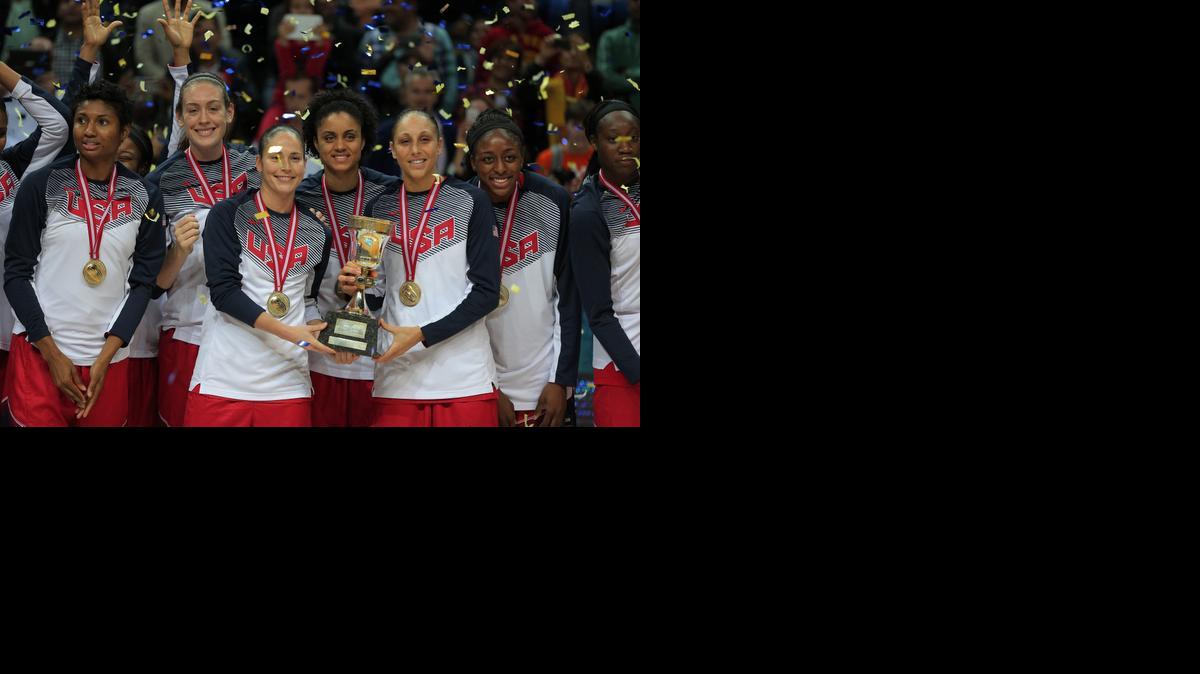 
Las jugadoras de Estados Unidos levantan el trofeo de campeonas mundiales tras derrotar a Españas en la final.


